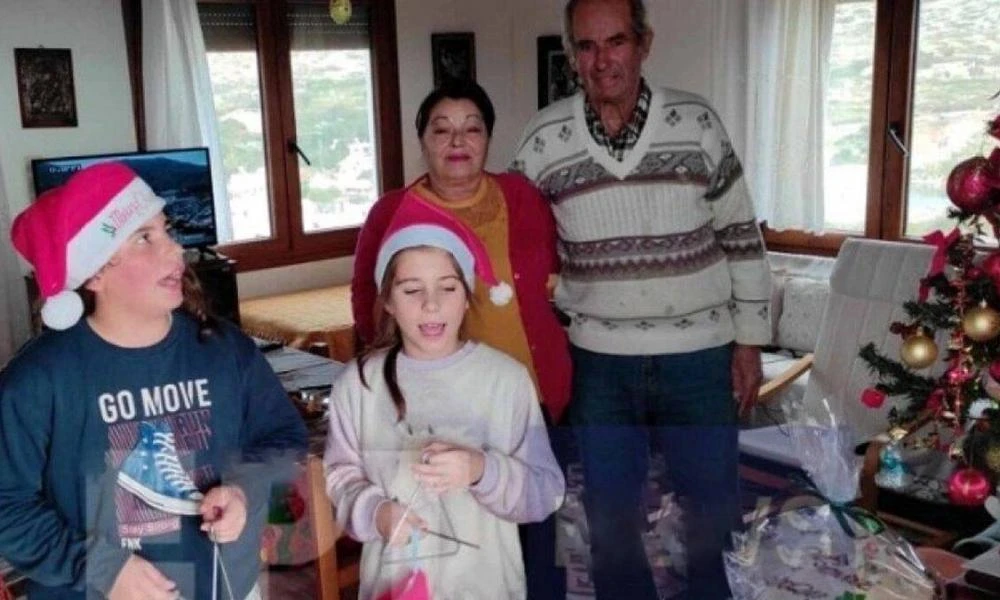 Αρκιοί: Κάλαντα από τον μοναδικό μαθητή του σχολείου - Ευχήθηκε να γίνει στρατιωτικός στα ακριτικά νησια